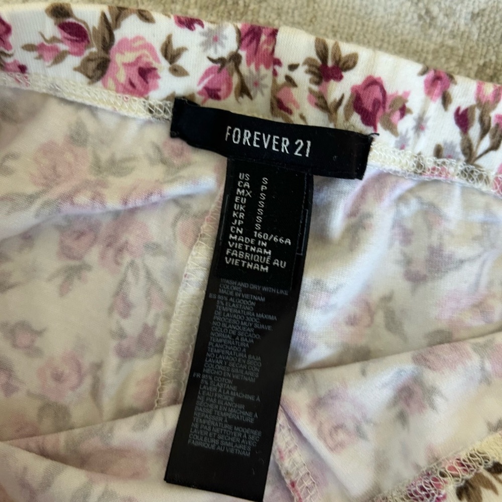 Forever 21 Pink Rose Leggings
Size: Small 
NWOT - Picture 3 of 4